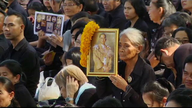 Regele Thailandei, înmormântat la un an distanță de la moartea sa