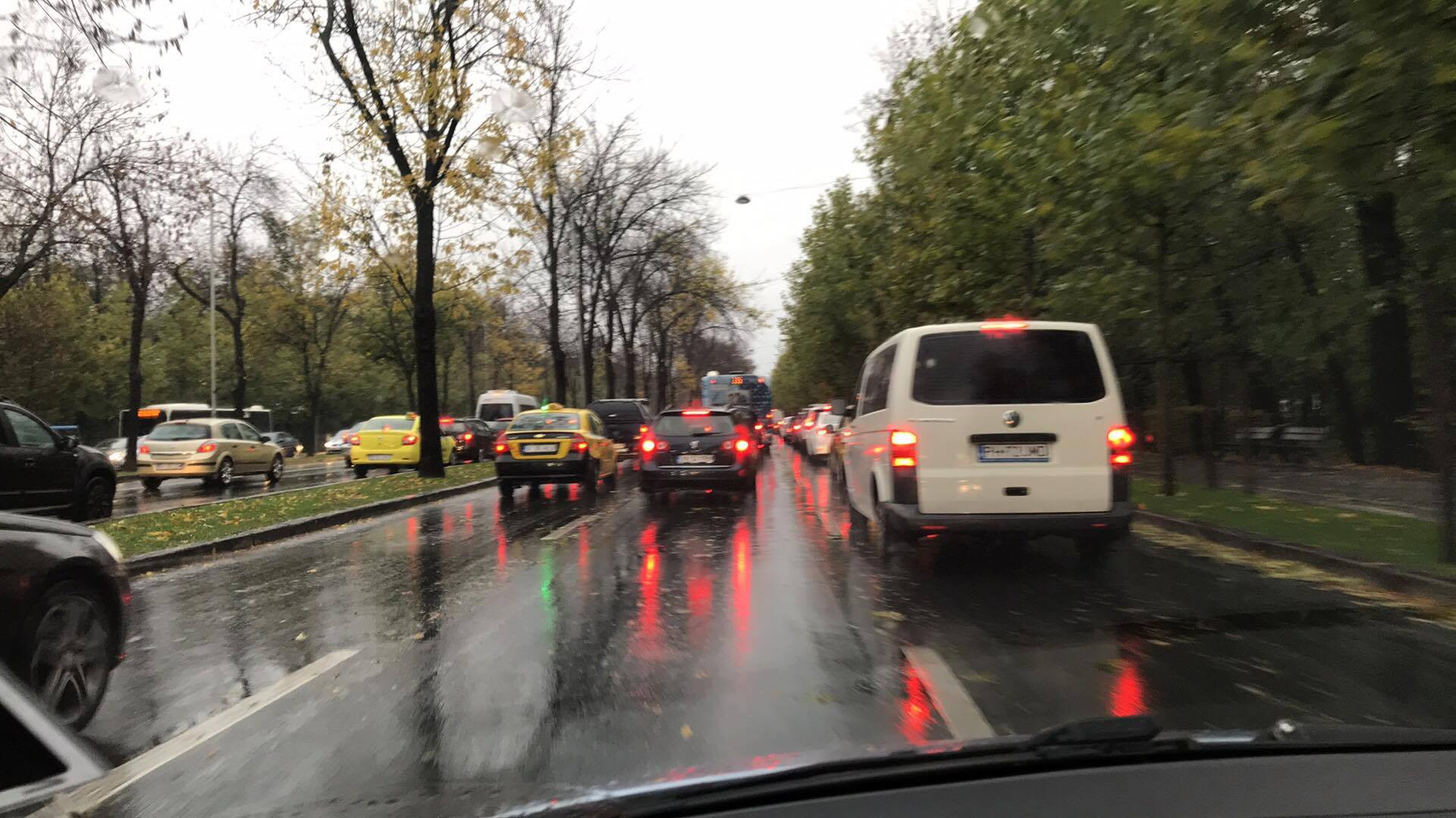 Trafic de coşmar în Bucureşti din cauza ploii. Blocaje majore aproape la fiecare intersecție