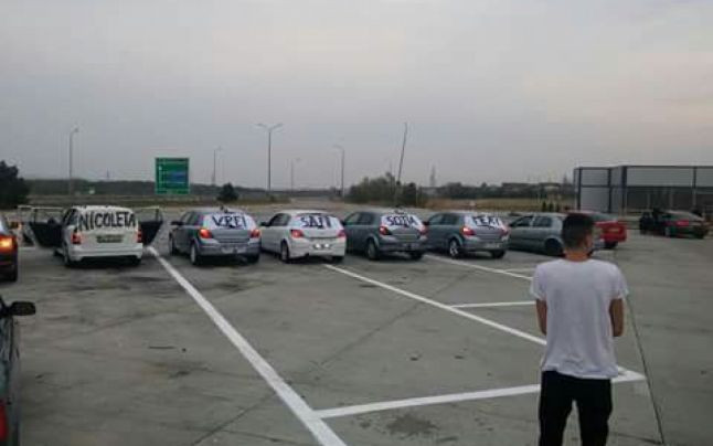 Cerere în căsătorie scrisă pe mașini, într-o parcare din Pitești. Răspunsul Nicoletei