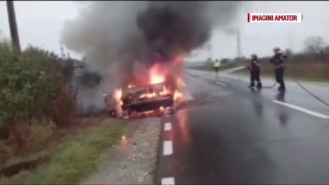 Au scăpat ca prin minune, după ce maşina cu care se deplasau a luat foc în mers