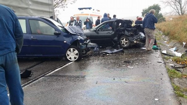 Un mort și un rănit în Iași după ce BMW-ul condus de o șoferită a lovit violent un Logan