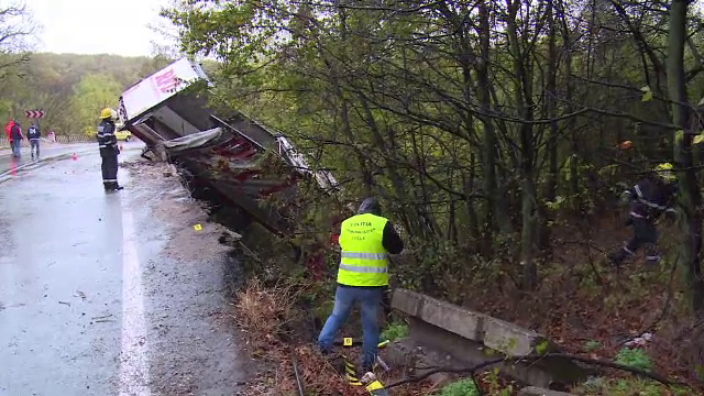 Jumătate de țară afectată de ploile torențiale, cu vânt puternic. Transalpina, închisă din cauza zăpezii