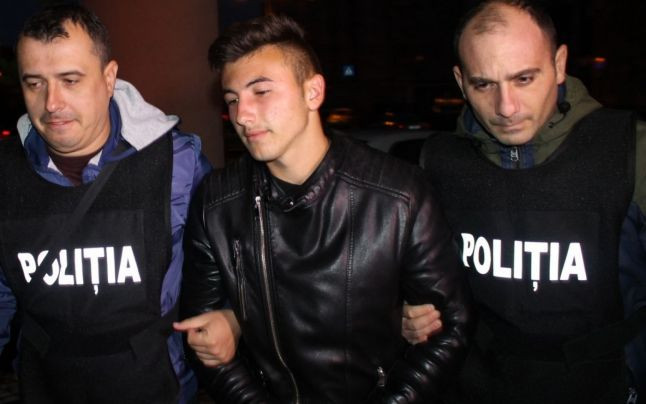 Apar noi detalii în cazul adolescentului care și-a ucis tatăl cu toporul. A fost ajutat de mamă: N-am spus la nimeni!