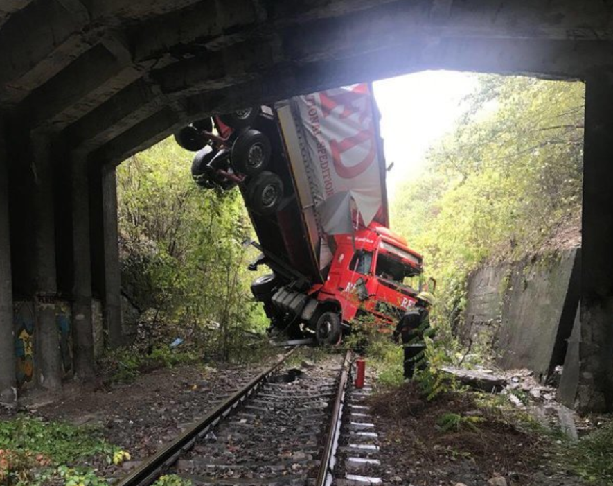 Un TIR s-a răsturnat pe calea ferată pe DN72. Traficul feroviar, blocat