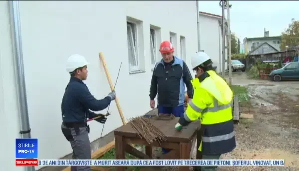 Zece elevi elvețieni fac voluntariat în România. Construiesc case pentru nevoiași