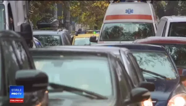 Mesajul Gabrielei Firea pentru șoferii blocați în trafic de ploaie: Nu ironizați autorităţile. Căutăm soluții