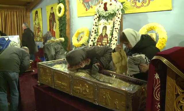 Sfântul Dimitrie cel Nou. Mii de credincioşi au stat în frig ca să se închine la moaşte