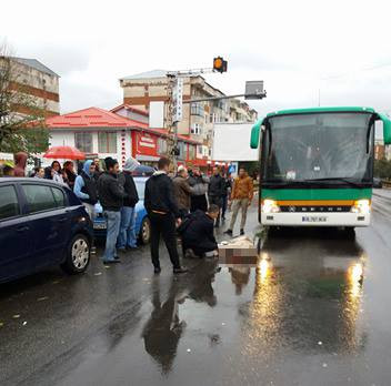 Cazul femeii dusă la spital cu duba arată că în România supravieţuirea e o loterie. Problemele din sistem