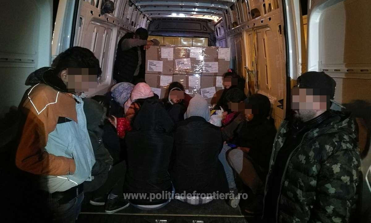Migranţi ilegali iranieni, afgani şi irakieni, găsiţi într-un camion cu piese auto
