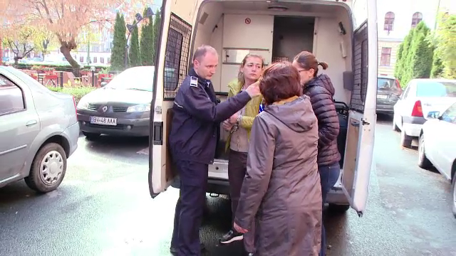 Asistent social, acuzat că a cerut mită pentru a urgenta procesele de adopție