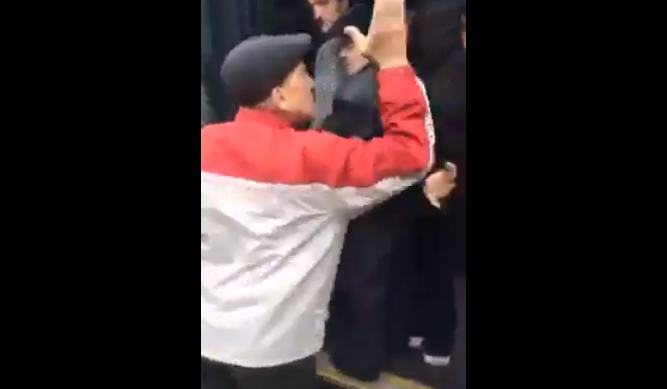 Scene filmate în București: un autobuz supraaglomerat pleacă cu ușile deschise. RATB spune că e o filmare veche