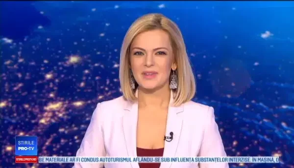 Momentul în care un protestatar a aruncat cu steguleţe ale Rusiei în Donald Trump