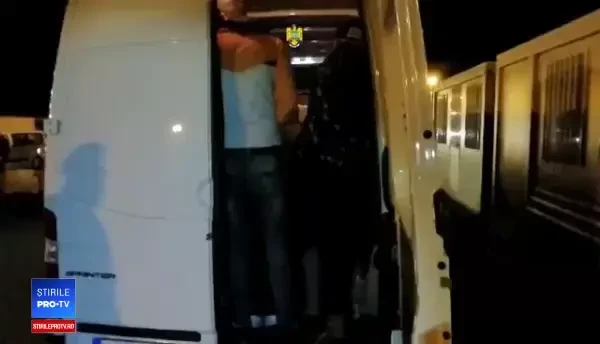 Migranţi ilegali iranieni, afgani şi irakieni, găsiţi într-un camion cu piese auto