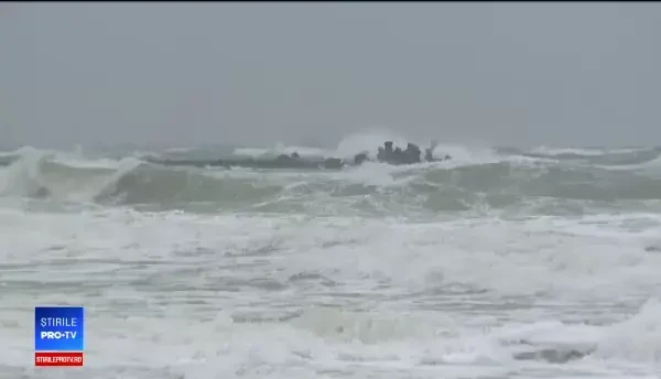 Plaje inundate pe litoral. Doi mistreţi înecaţi au fost aduşi de valuri la mal
