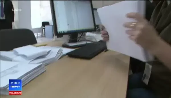 Guvernul anunță că va ţine deficitul sub control, economiştii trag un semnal de alarmă. Riscurile românilor