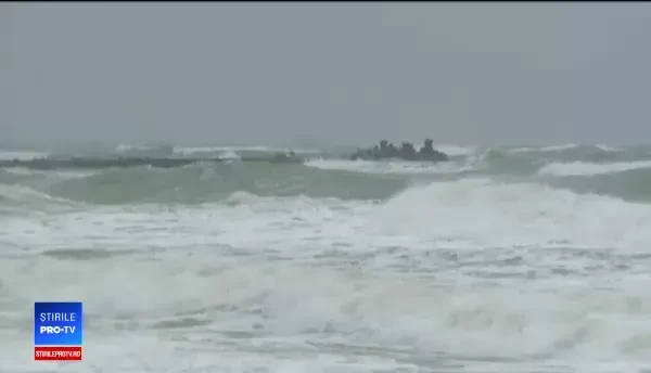 Prăpăd în mai multe orașe, după furtună. Două nave s-au ciocnit ușor, în Portul Constanța