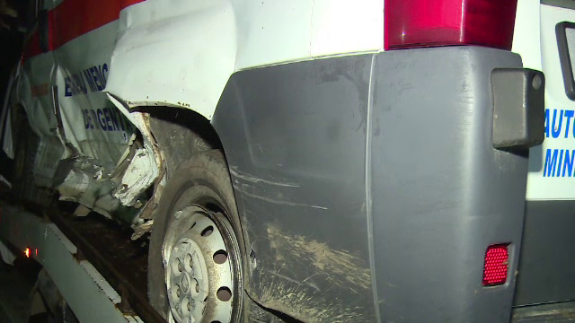 Ambulanță aflată în misiune, lovită de un autoturism. Asistenta a fost rănită