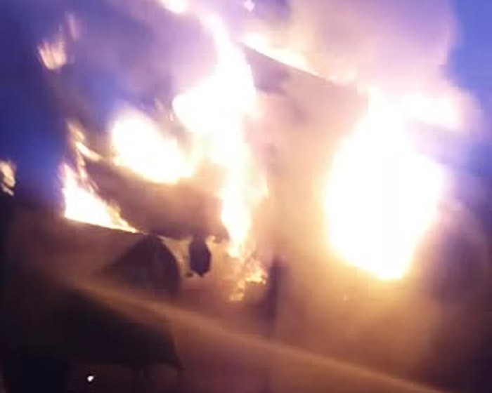 Incendiu uriaş în Prahova. Pompierii au intervenit cu 4 autospeciale