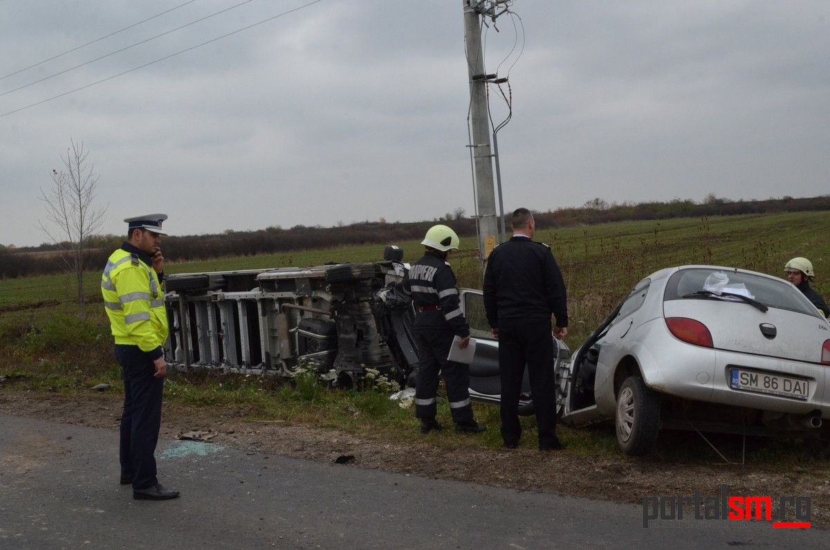 Accident grav în Satu Mare, după ciocnirea dintre o autoutilitară și un autoturism: 2 răniți. VIDEO