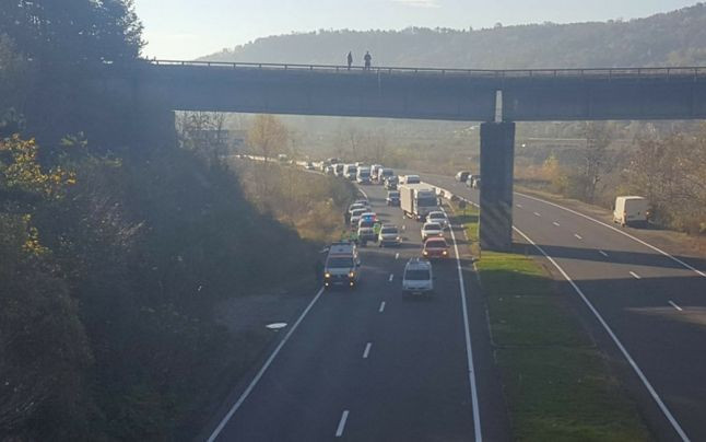 Scene terifiante pe DN1. O femeie s-a aruncat de pe o pasarelă, între mașinile din trafic