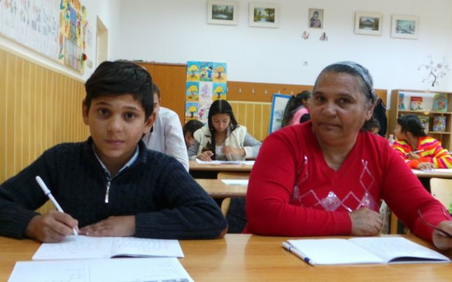 La 58 de ani, o femeie este colegă de bancă cu nepotul ei, în clasa I. ”La mătură nu mi-au cerut carte”