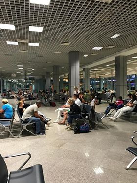 Unul din românii blocați pe un aeroport din Egipt: Am fost ținuți fără apă și mâncare, timp de șase ore