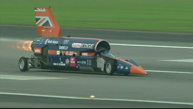 Prima mașină supersonică a fost testată în fața spectatorilor. Atinge 100 km/h în 2 secunde