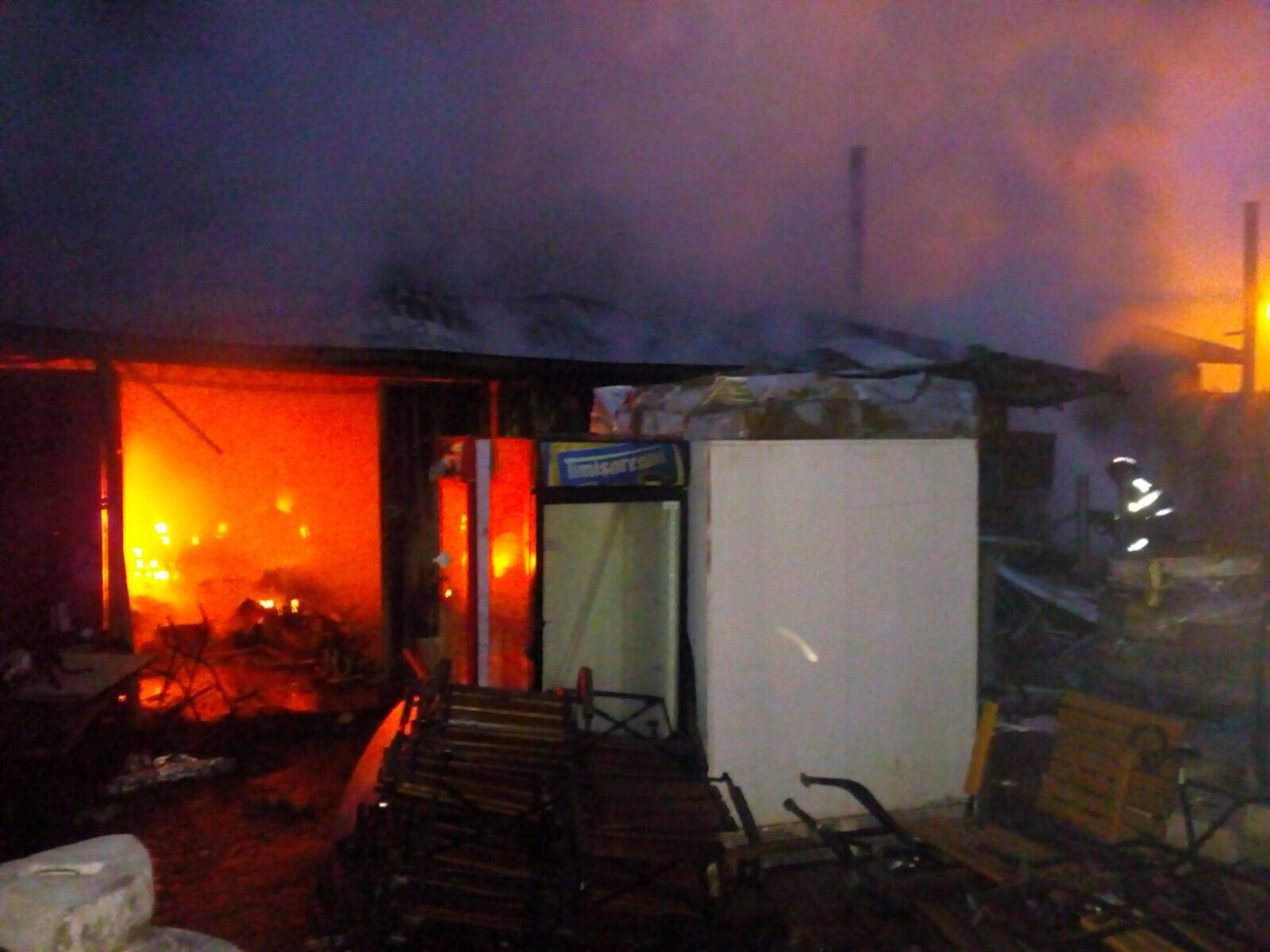 Incendiu la un depozit de electrocasnice din Iaşi