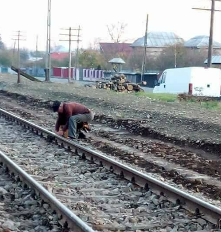 Un bărbat din Neamț și-a legat câinele de calea ferată pentru a scăpa de el. FOTO