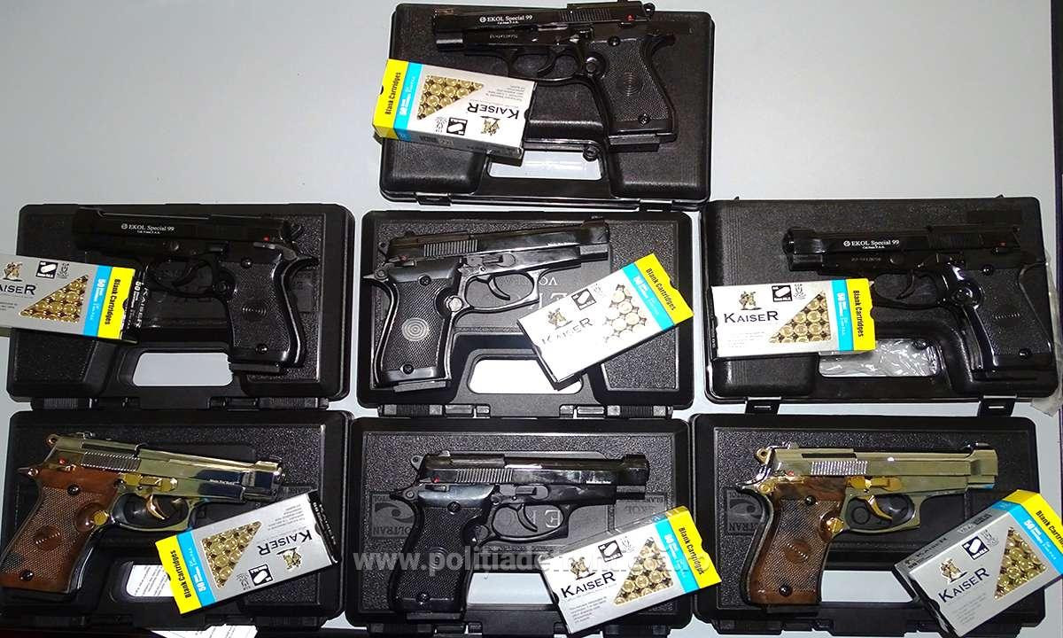 Români prinşi cu un arsenal ascuns în roata de rezervă a maşinii