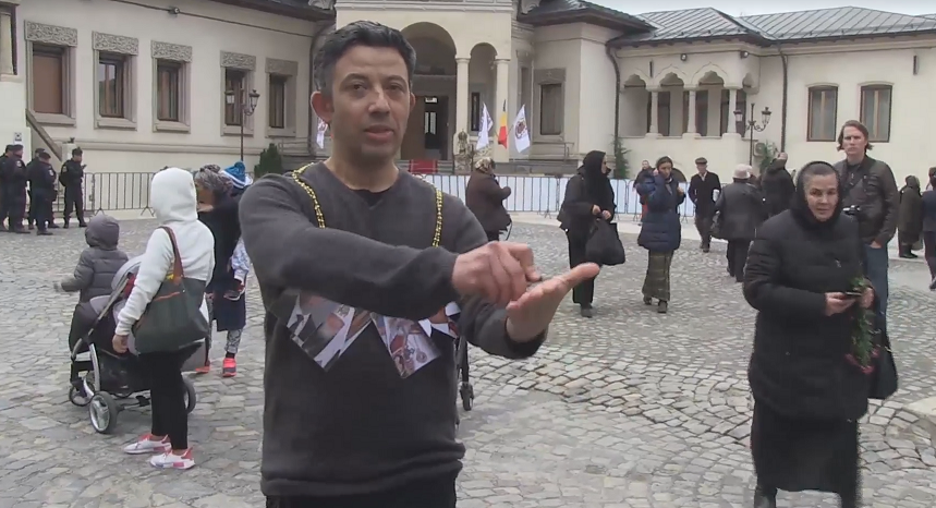 Protest şocant al unui regizor român, cu prilejul vizitei Patriarhului Kiril al Rusiei