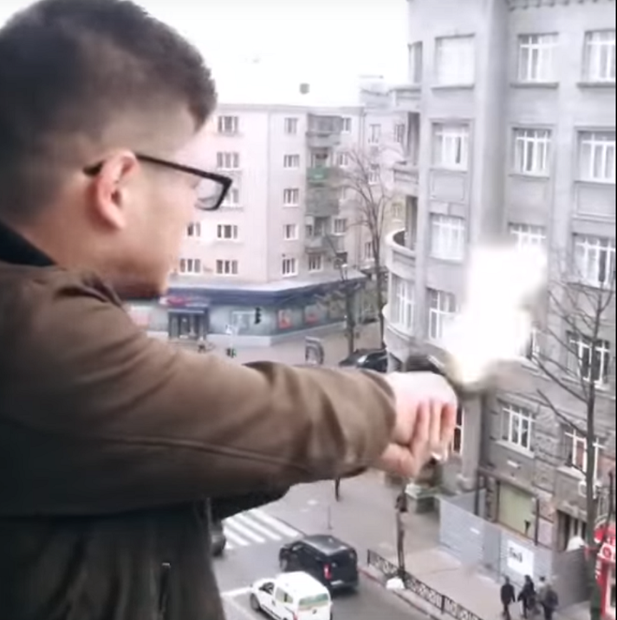 Un tânăr a tras cu pistolul de la balcon, în Harkov. Ar fi coleg cu fiica de oligarh care a ucis 6 oameni