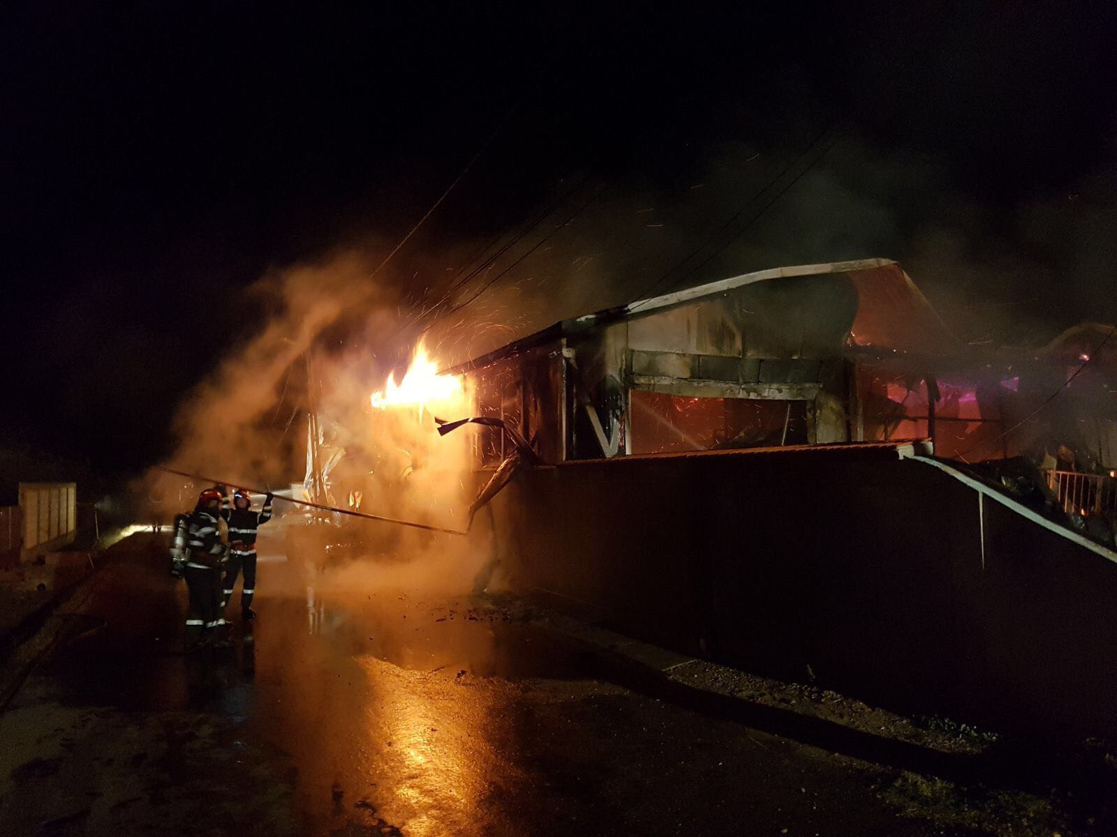 Incendiu violent la un service auto. Traficul pe DN1, complet blocat. VIDEO