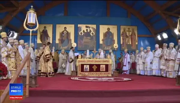 Sfântul Dimitrie cel Nou. Credincioşii au stat la coadă la moaşte, dar mulţi nu ştiau ale cui sunt