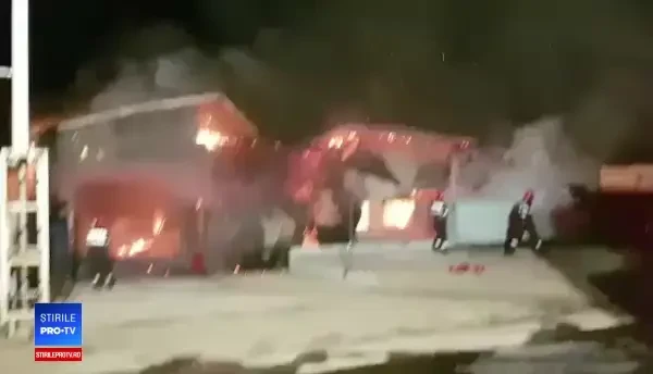 Incendiu violent la un service auto. Traficul pe DN1, complet blocat. VIDEO