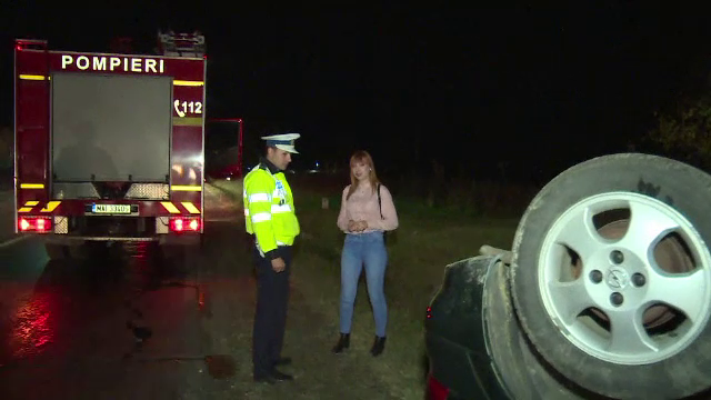 Momente de panică pentru o tânăra, după ce a încercat să evite o haită de câini şi s-a răsturnat