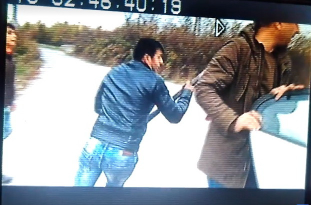 O echipă de jurnaliști a fost atacată cu bâte și topoare, pentru că filma un furt de combustibil. VIDEO