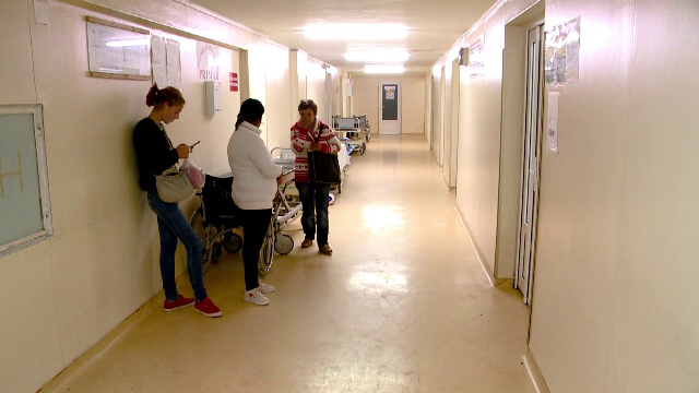 Fetiță moartă după ce a căzut pe geam la spital. Mama a pus-o să privească de la etajul 4