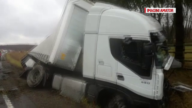 Un şofer de 40 de ani şi fiica lui, de 18 ani, au murit după ce au intrat cu mașina într-un TIR