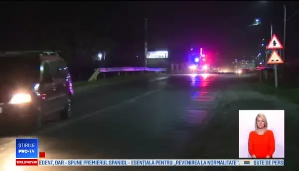 Momente de panică pentru o tânăra, după ce a încercat să evite o haită de câini şi s-a răsturnat