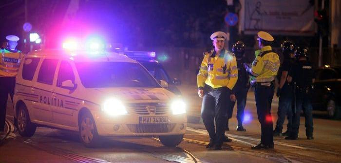 Taximetrist atacat de un tânăr care l-a rănit cu cuţitul, apoi i-a furat o tabletă şi a fugit