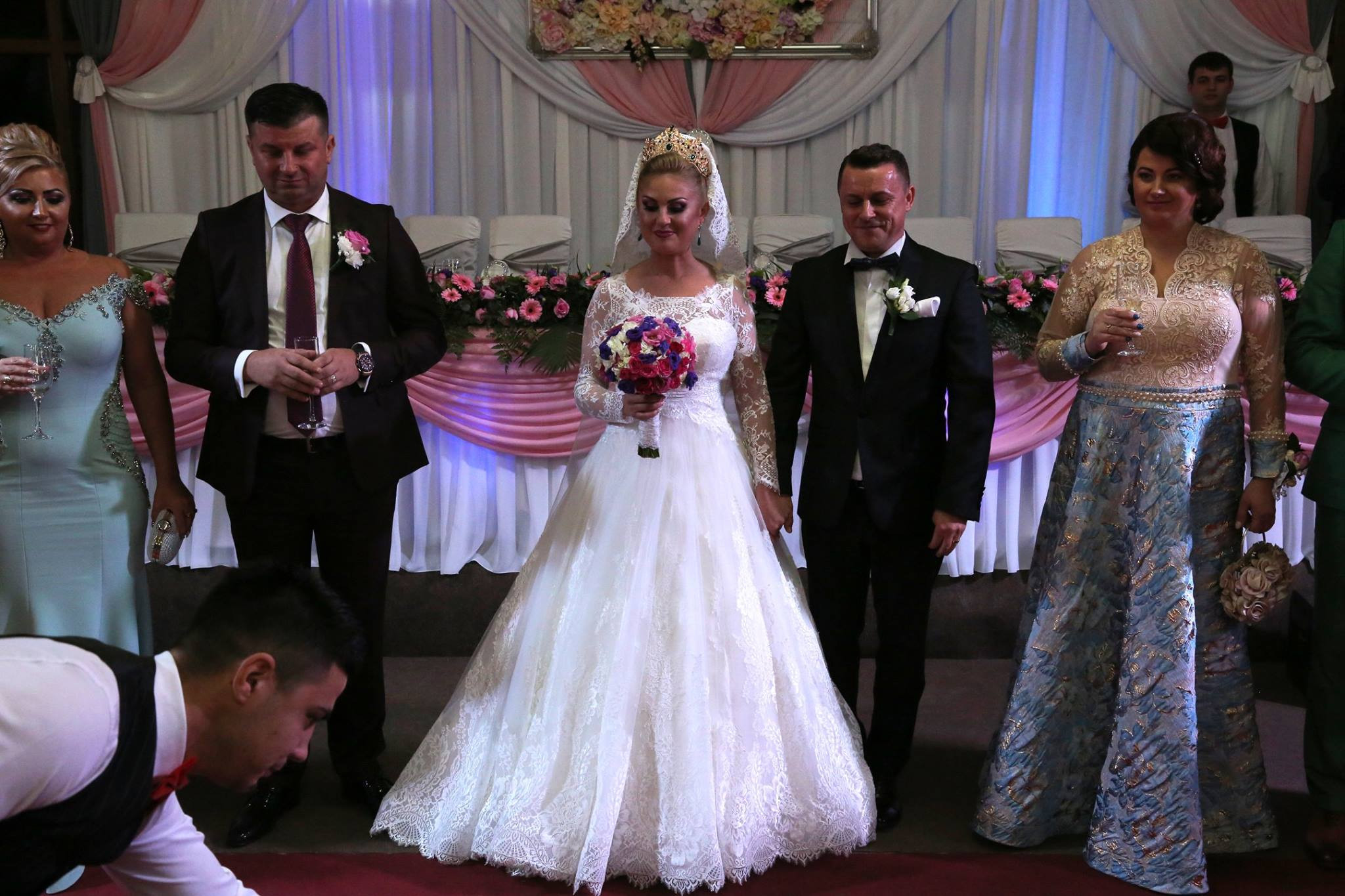 Traian Băsescu şi Elena Udrea, invitaţi la nunta primarului din Ulmeni. Petrecerea a avut loc în 7 sate. FOTO