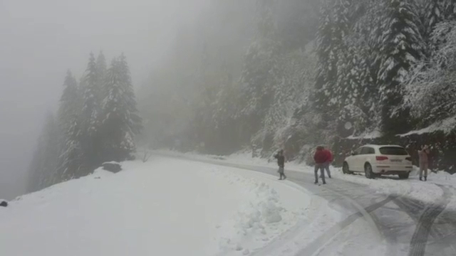 Un om a murit pe Transfăgărăşan: a făcut stop cardiac la volan. Urmările codului de vremea rea