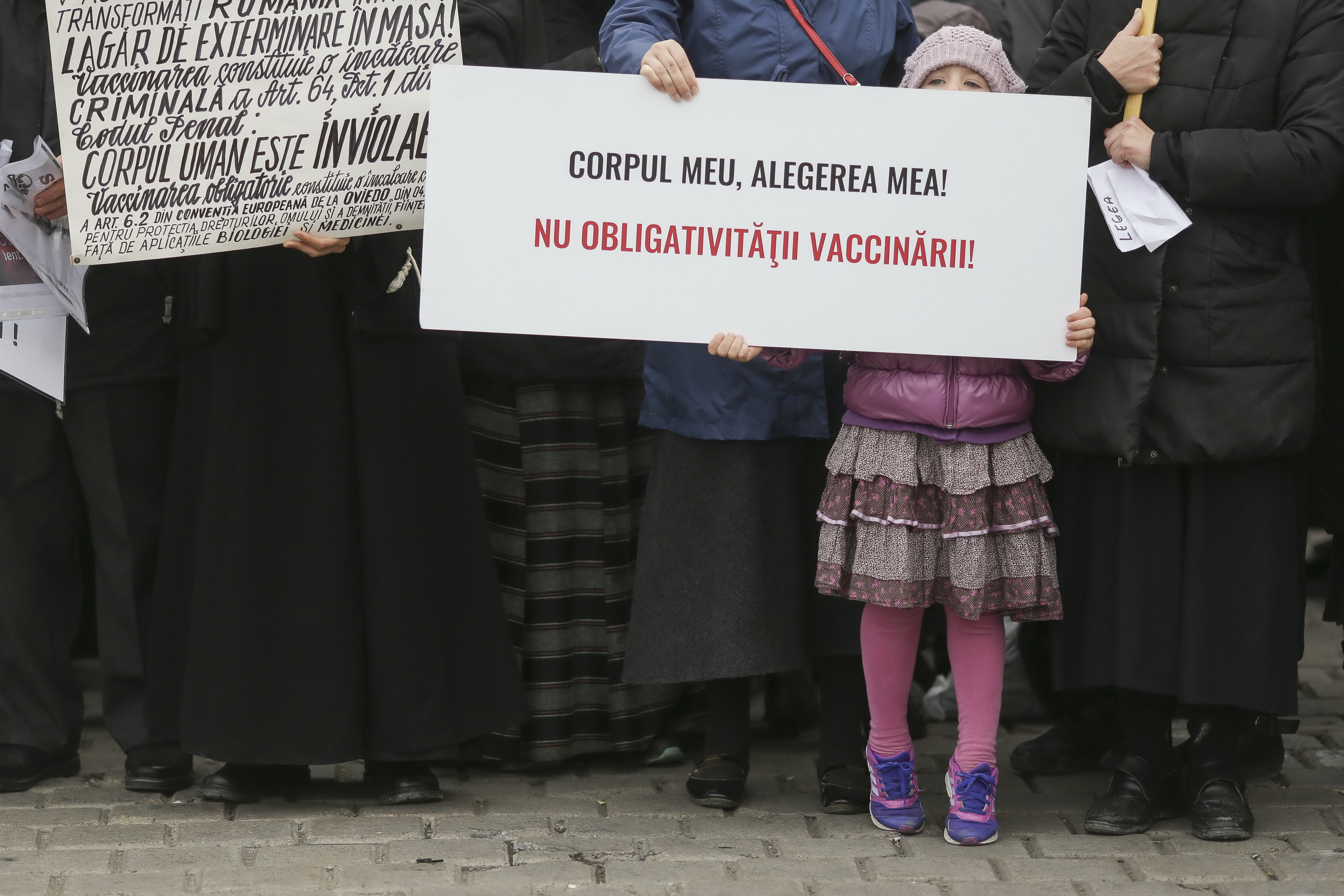 Protest faţă de legea vaccinării - lanţ uman în faţa Palatului Parlamentului