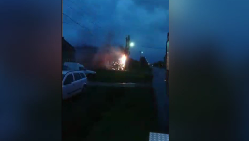 Oameni speriați în Timiș, după ce un transformator electric a luat foc