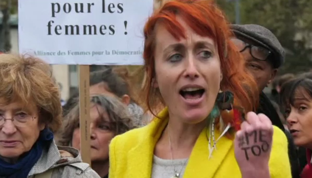 Demonstrație cu sute de femei în Paris, pentru denunțarea hărțuirii sexuale