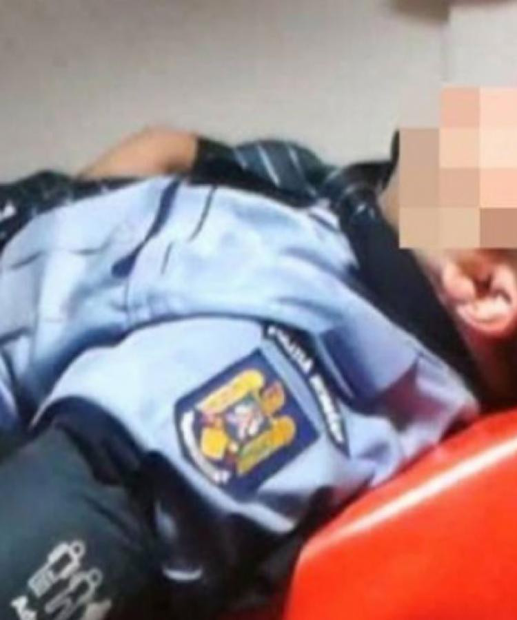 Patru indivizi i-au rupt, în bătaie, piciorul unui polițist. Procuror: ”Au avut un comportament animalic”