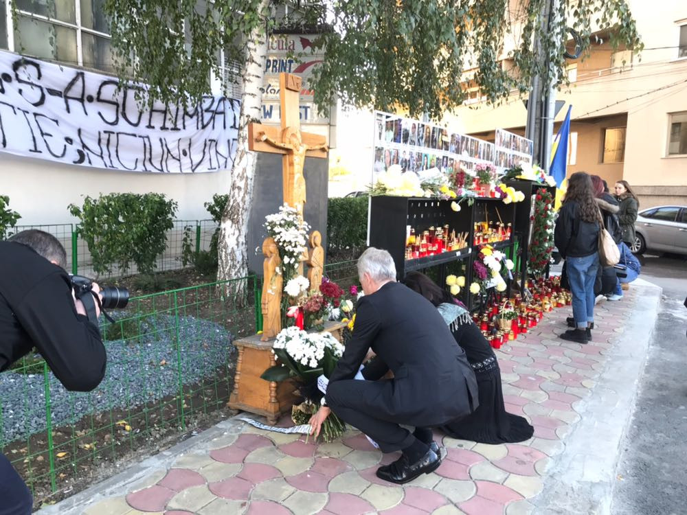 Ambasadorul SUA a depus flori la Colectiv: ”Statele Unite sprijină cu tărie lupta anticorupție”