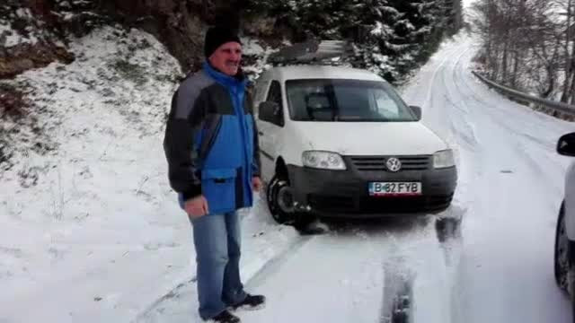 17 judeţe, afectate de ninsori și vânt puternic. Șosele blocate de TIR-uri