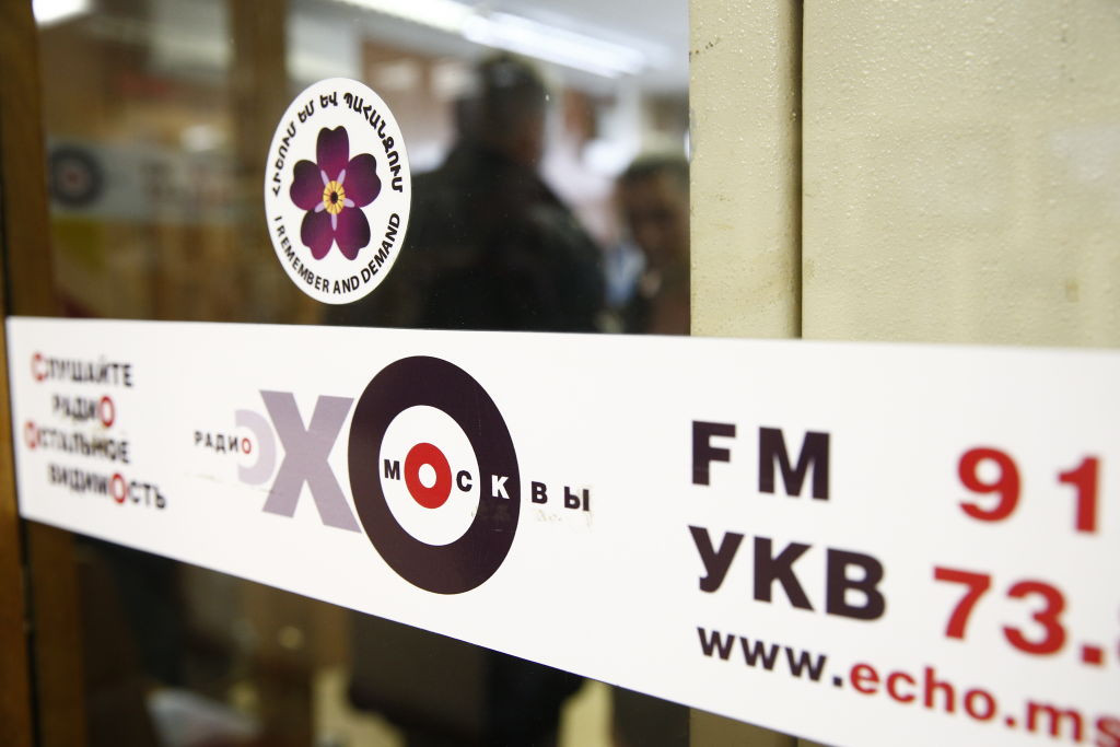 Cum se simte jurnalista rusă înjunghiată în redacție, săptămâna trecută